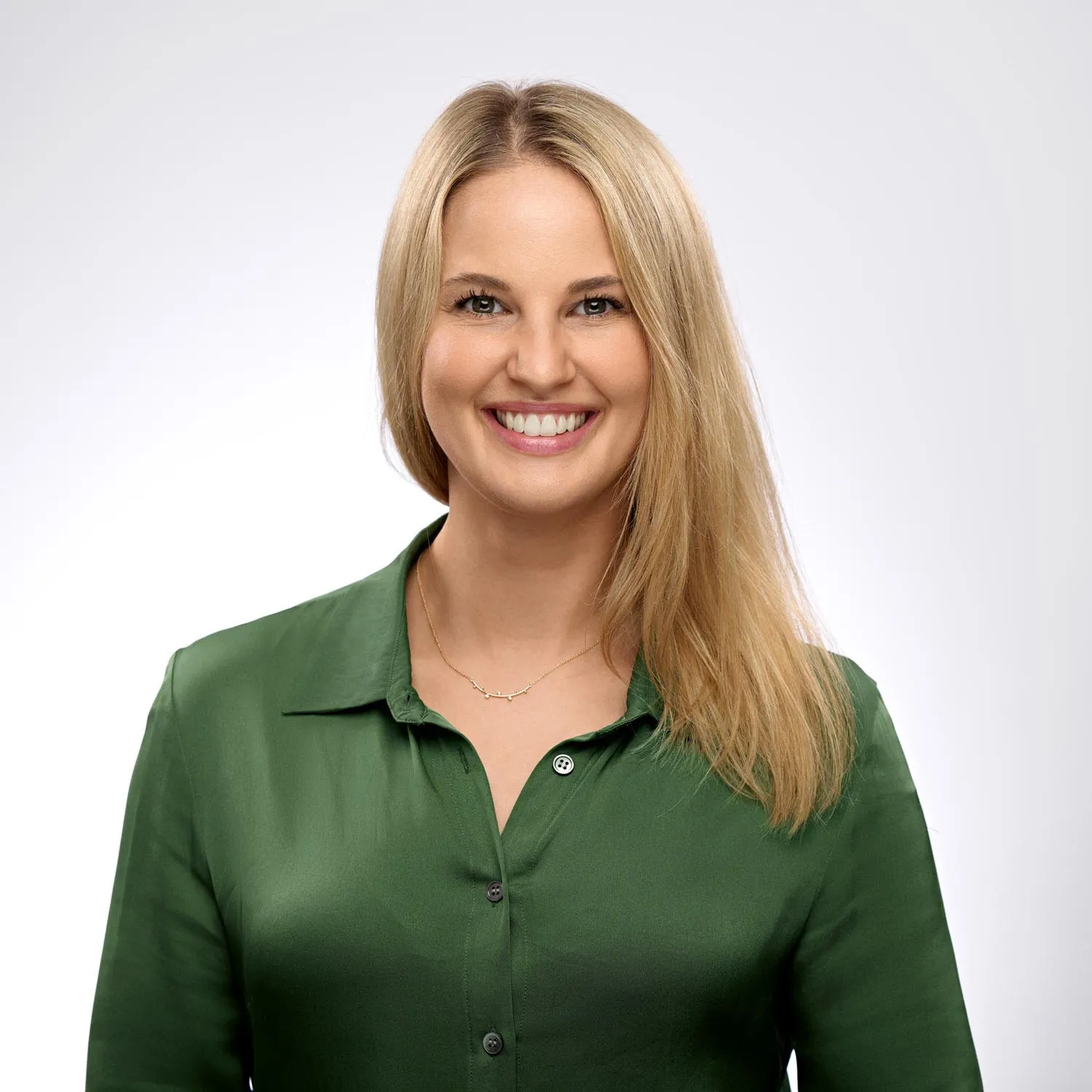 Eine lächelnde Frau mit langen blonden Haaren, die eine grüne Hemdbluse trägt. Sie blickt direkt in die Kamera vor einem hellgrauen Hintergrund. Ihr Name ist Dr. Julia Kleemann-Lüpkes.