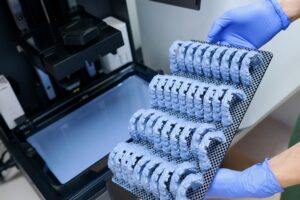 3D-Druck individueller Zahnschienen – Kieferorthopädie an der Schlei Frisch gedruckte Aligner-Modelle aus dem 3D-Drucker der Kieferorthopädie an der Schlei in Schleswig