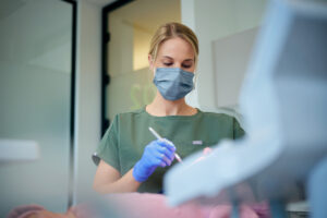 Kieferorthopädische Behandlung in der Praxis an der Schlei Kieferorthopädin behandelt eine Patientin im modernen Behandlungsraum der KFO Schlei