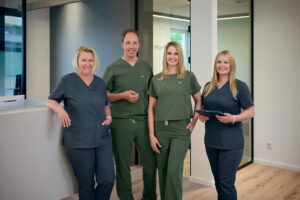 Team der Kieferorthopädie an der Schlei Das Team der Kieferorthopädie an der Schlei mit Helge Müller-Stephan und Dr. Julia Kleemann-Lüpkes in den Praxisräumen